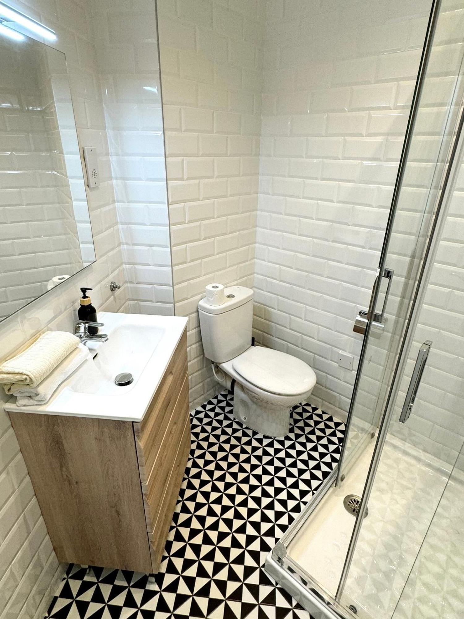 Stylish City Centre Studio - Grand Central House Гибралтар Екстериор снимка