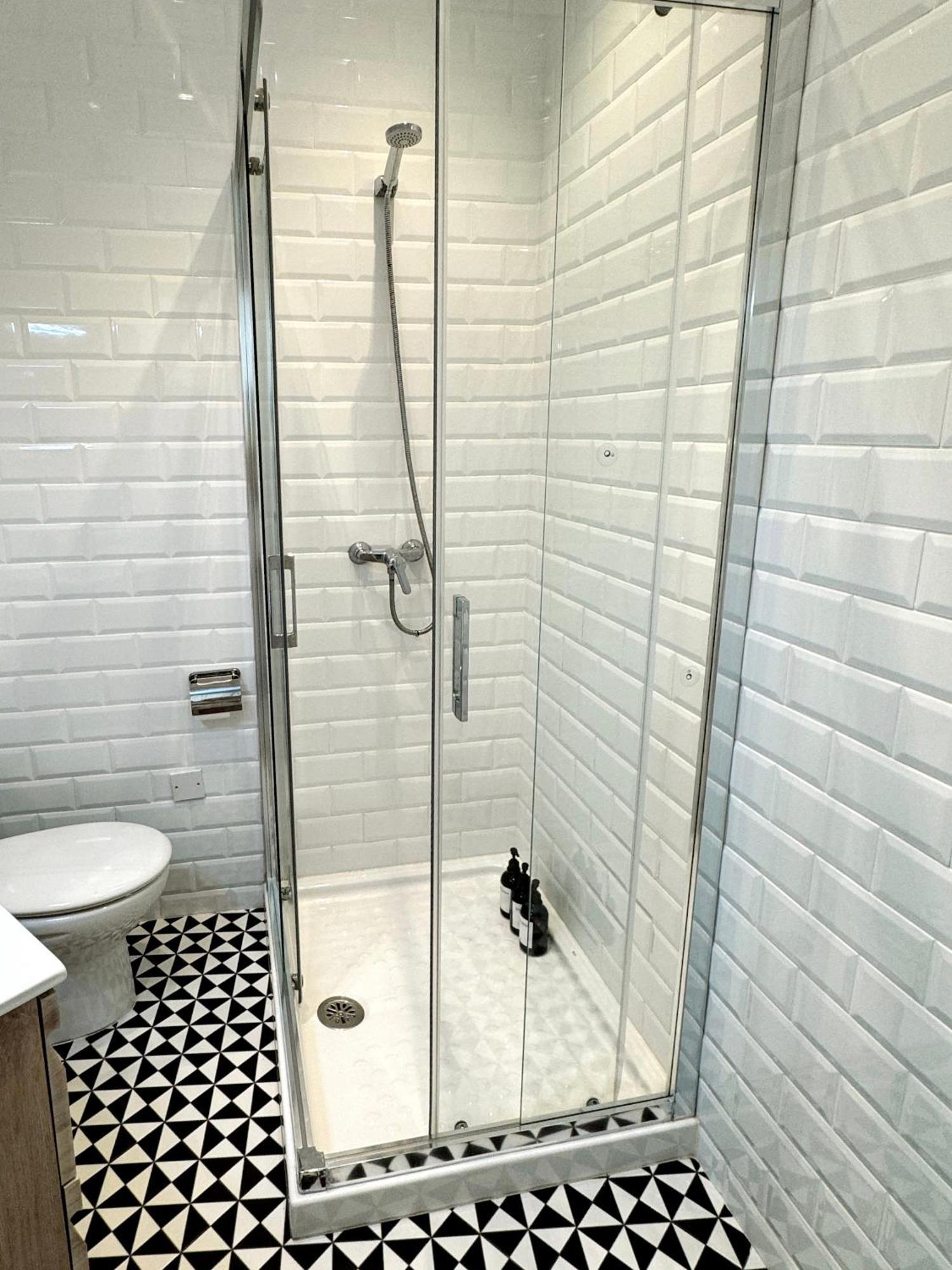 Stylish City Centre Studio - Grand Central House Гибралтар Екстериор снимка